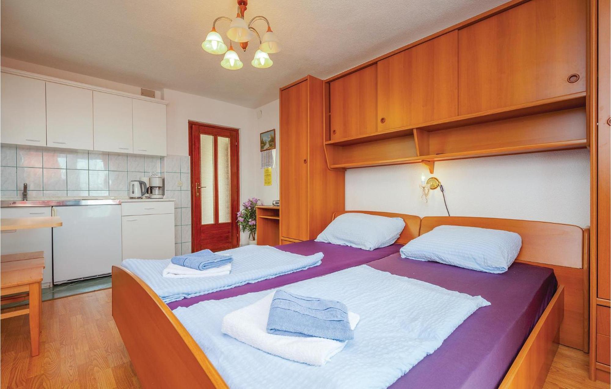 1 Bedroom Cozy Apartment In 茨里克韦尼察 外观 照片