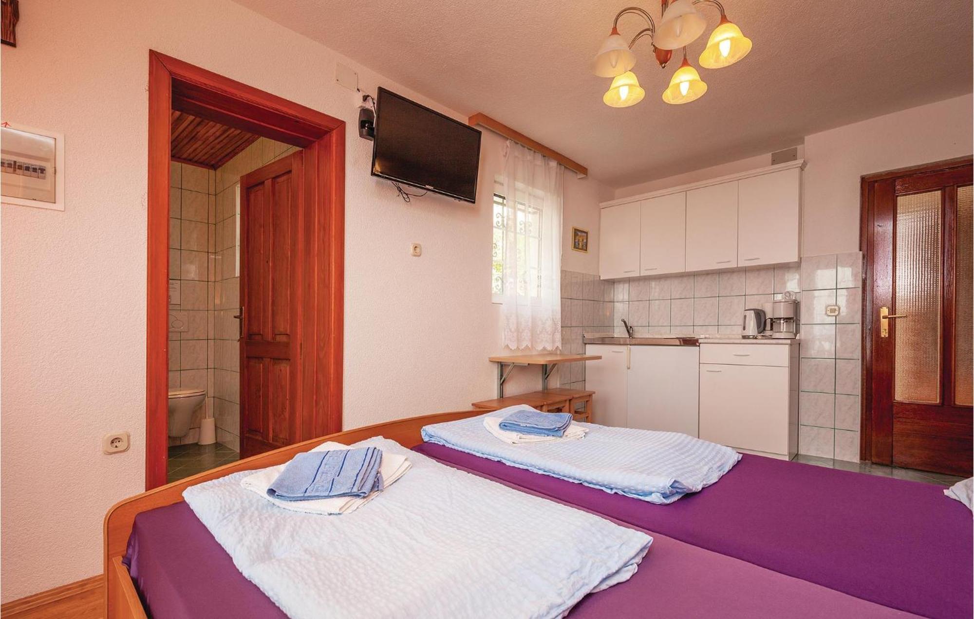 1 Bedroom Cozy Apartment In 茨里克韦尼察 外观 照片